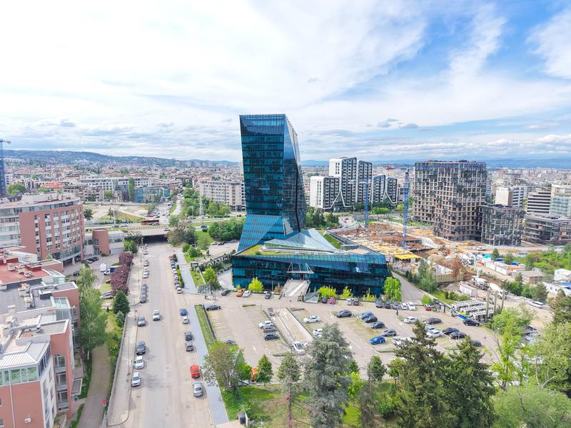 A building that benefits from a great location and various city amenities nearby