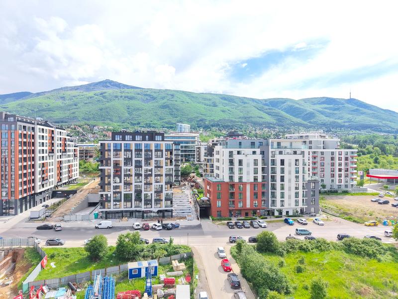 A building that benefits from a great location and various city amenities nearby