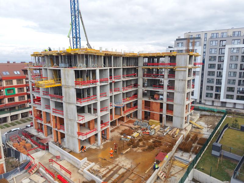 A building that benefits from a great location and various city amenities nearby