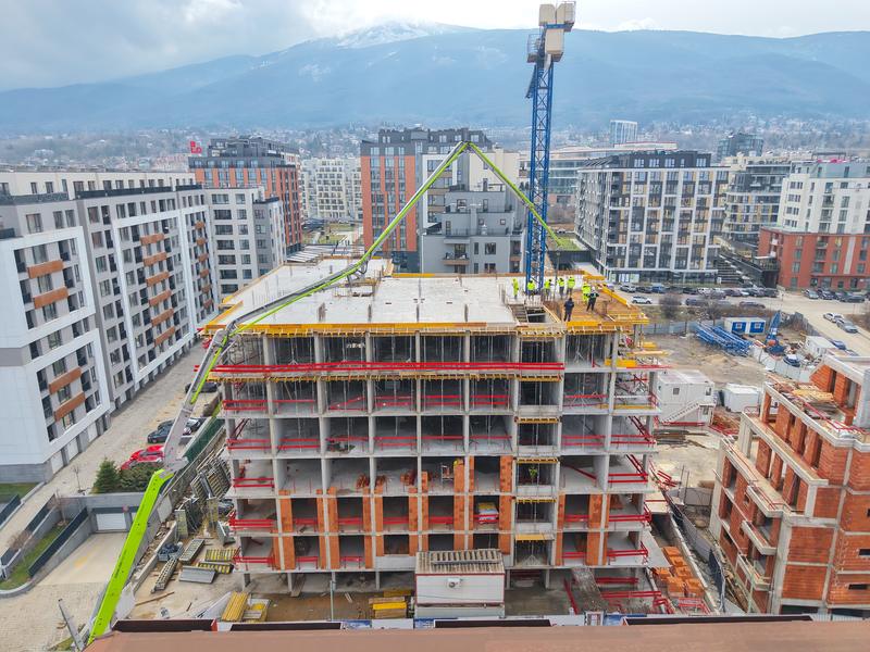 A building that benefits from a great location and various city amenities nearby