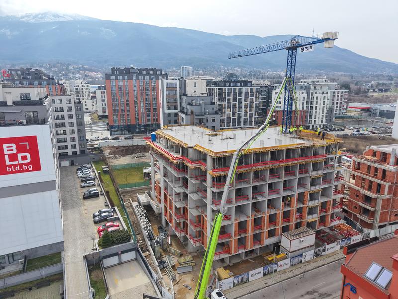 A building that benefits from a great location and various city amenities nearby