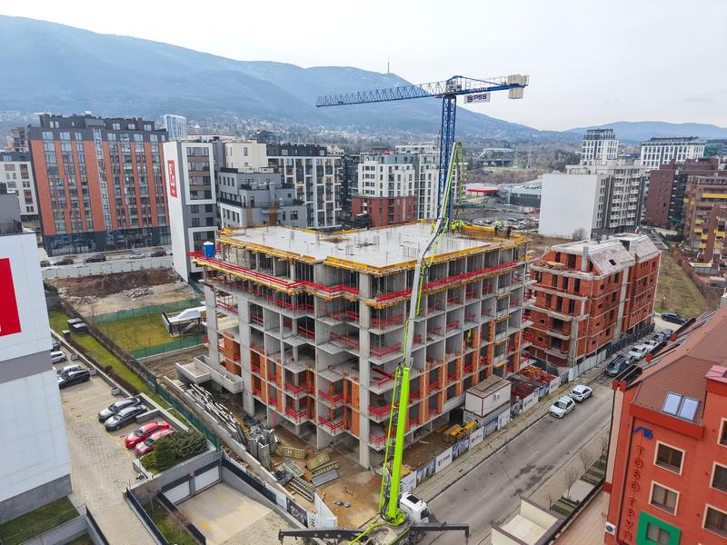 A building that benefits from a great location and various city amenities nearby