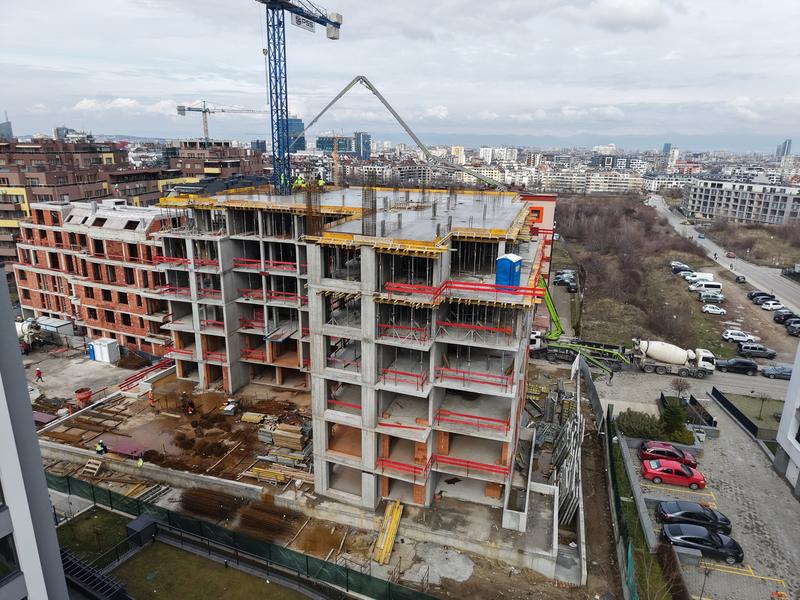 A building that benefits from a great location and various city amenities nearby