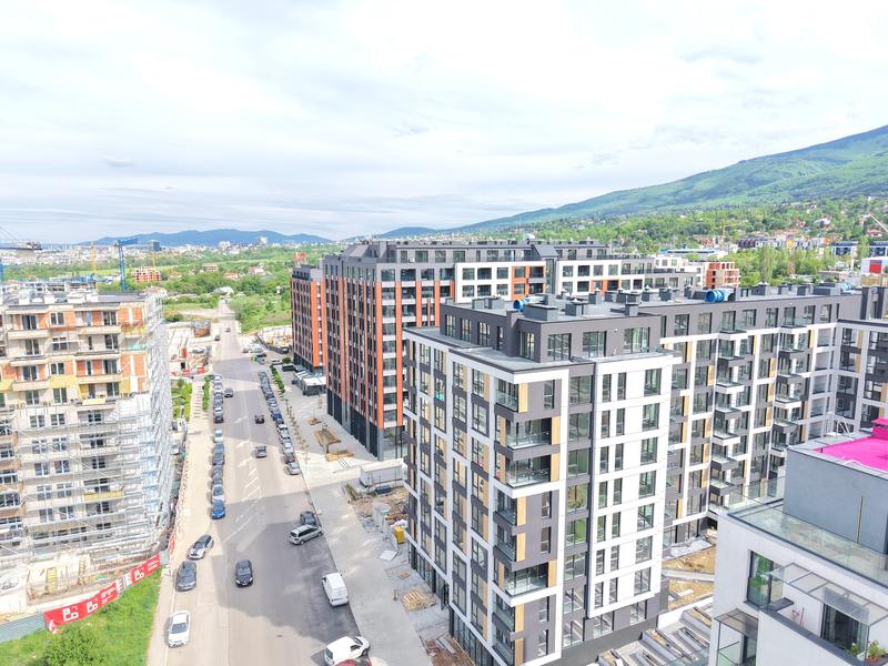 A building that benefits from a great location and various city amenities nearby