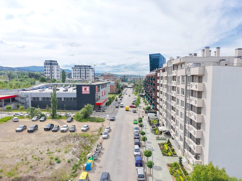 A building that benefits from a great location and various city amenities nearby