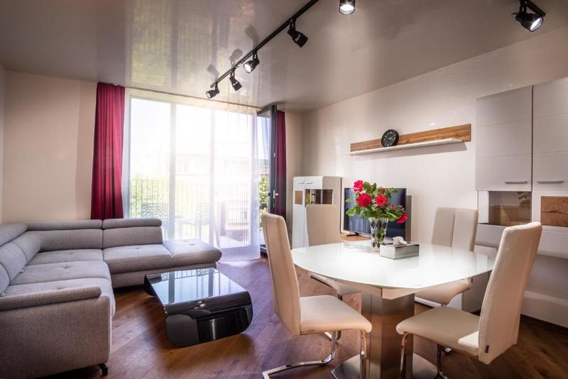 New, elegantly furnished apartment next to the Sea Garden and the beach