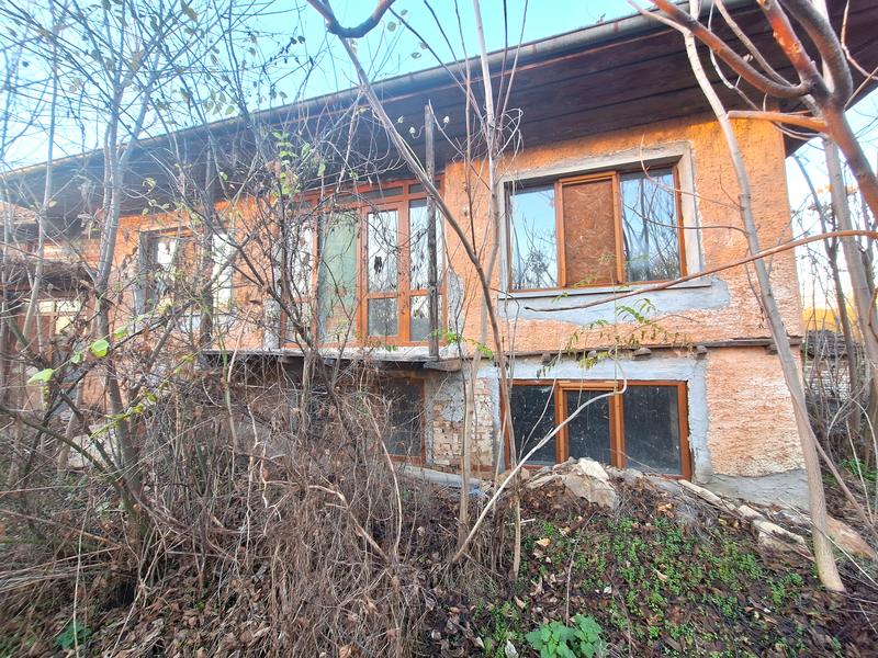 Rural property with large garden on an asphalt road in the Danube Plain
