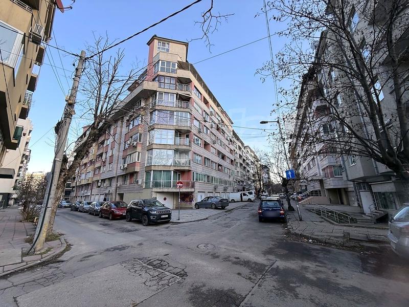 Bright apartment with excellent transport links