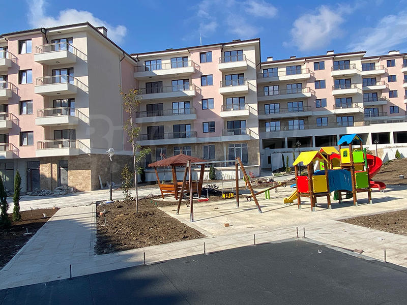 New homes and parking spaces in greenery, clean air, panoramic views and tranquility