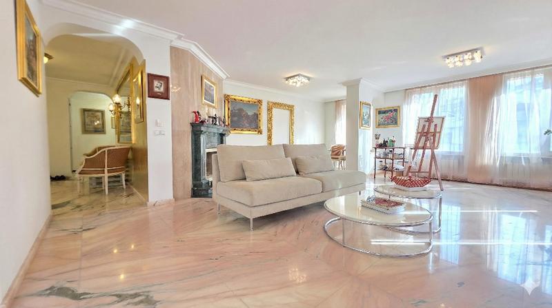 A refined residence on a quiet street near South Park and European Union metro station