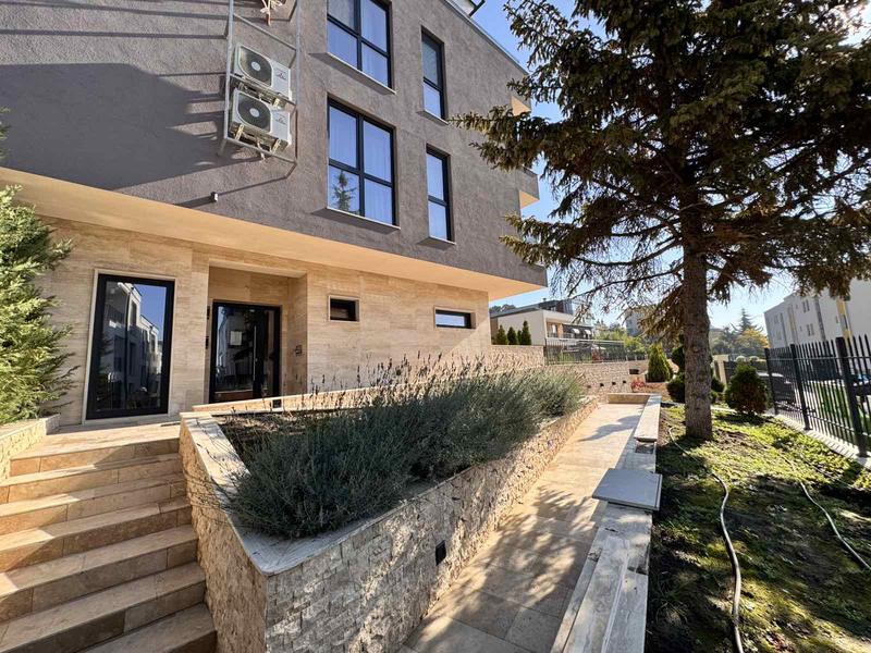 Luxurious, bright and spacious home with a house-like feel and underground garage