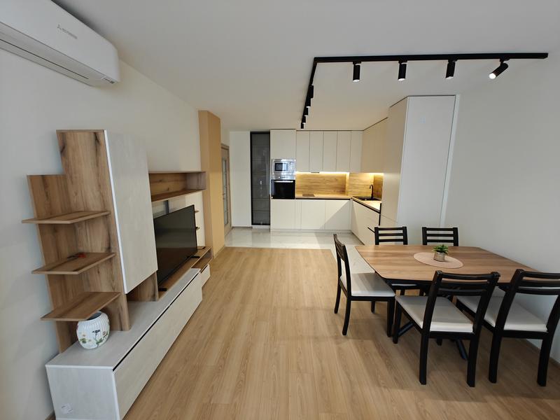 Modernly furnished comfortable apartment near major boulevards, school, supermarket, park