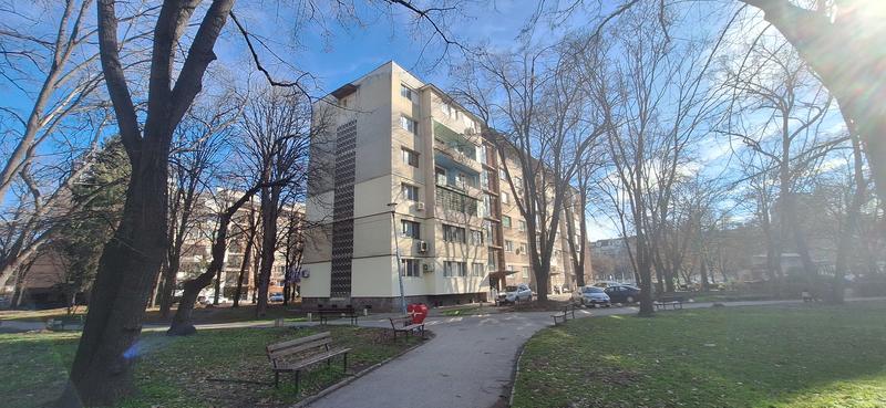 Excellent Location Close to Park, Hospitals and Public Transport