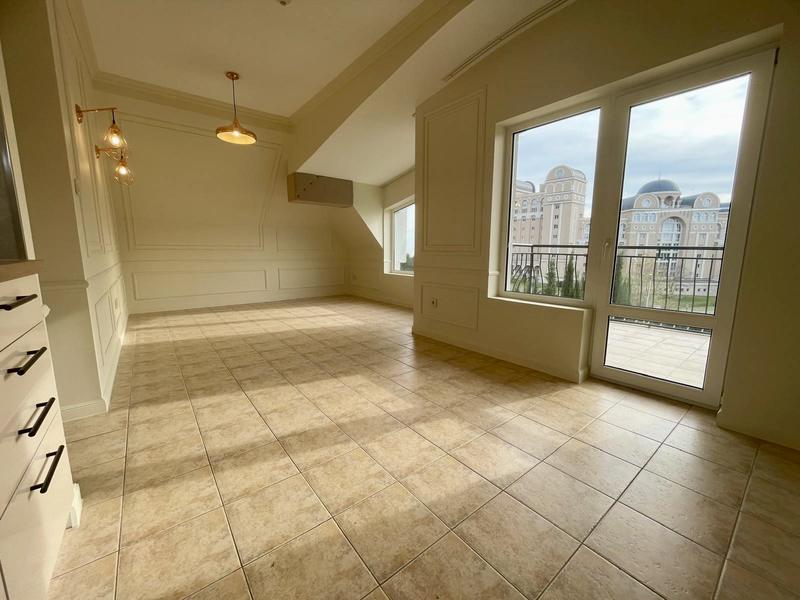 Bright apartment in a well-maintained complex just 200 metres from the beach