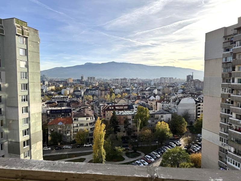 Bright south-facing apartment with excellent location and easy access to metro station