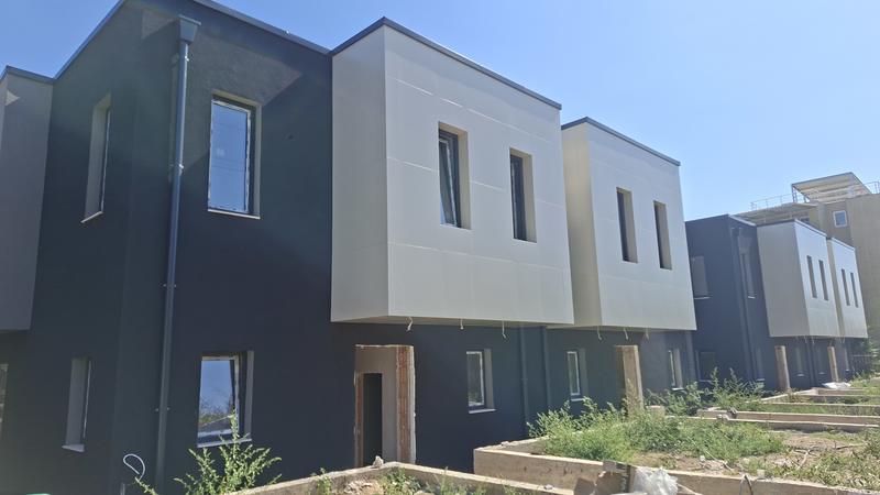 Modern family home with private garden, two parking spaces and unobstructed sea view