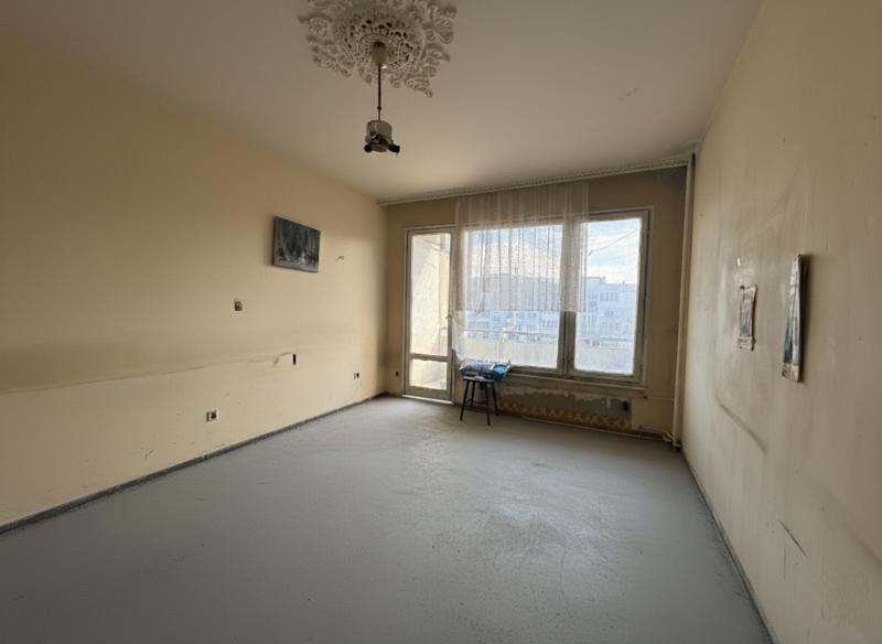 Apartment for major renovation with potential for conversion into a two-bedroom apartment