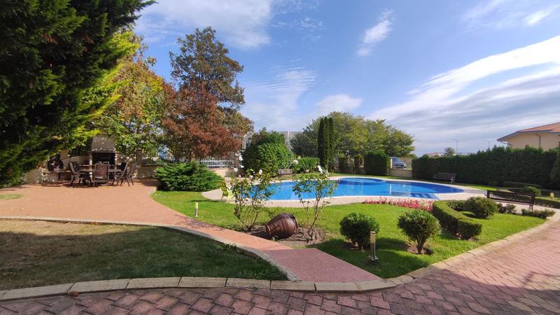 Ready-to-move-in apartment in green area 350 m from the sea