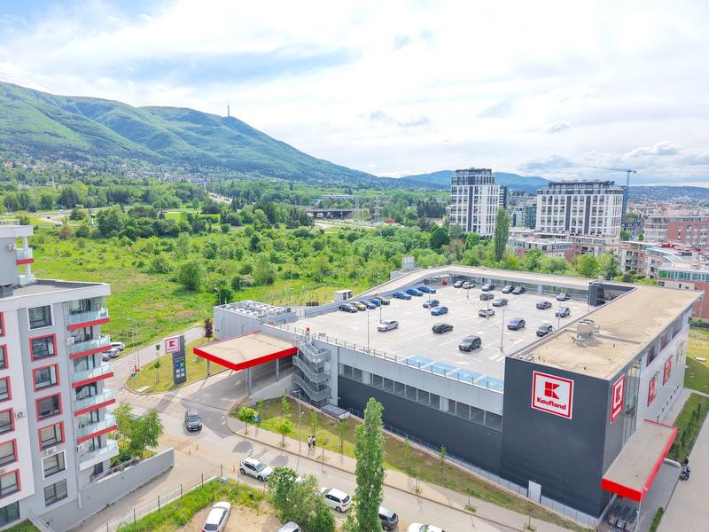 A building that benefits from a great location and various city amenities nearby