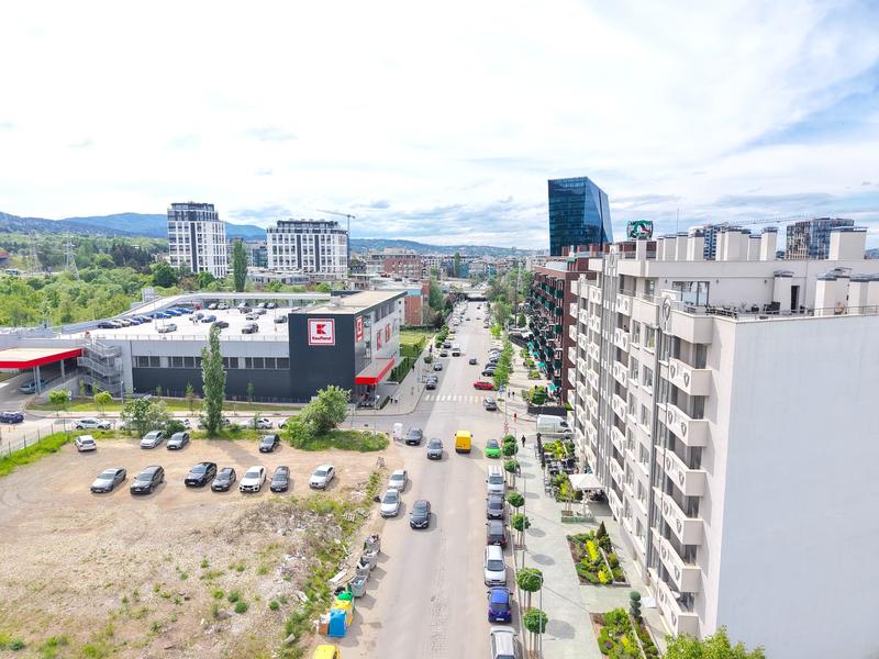 A building that benefits from a great location and various city amenities nearby