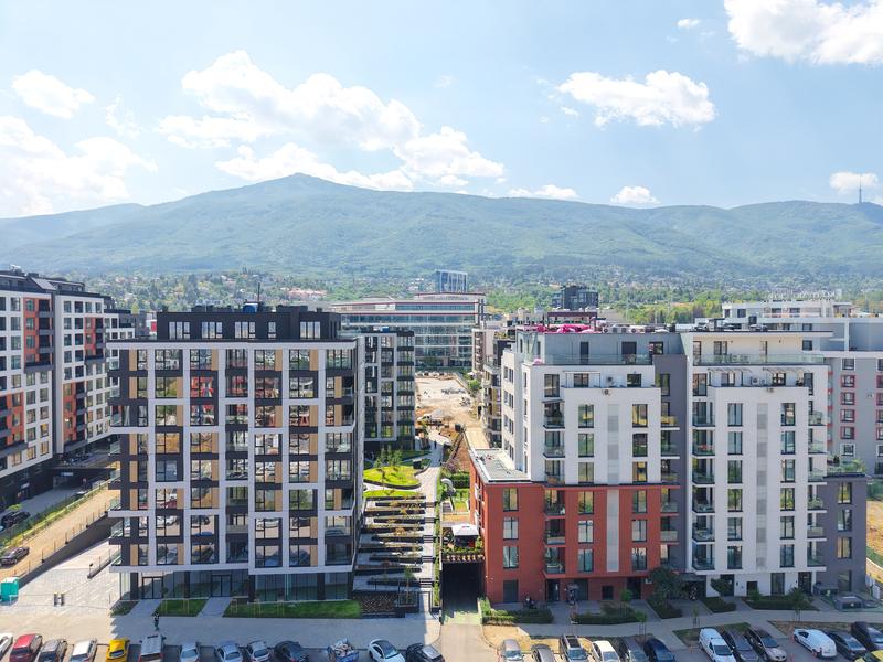 A building that benefits from a great location and various city amenities nearby