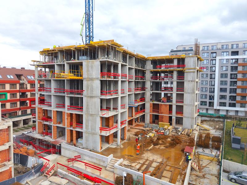 A building that benefits from a great location and various city amenities nearby