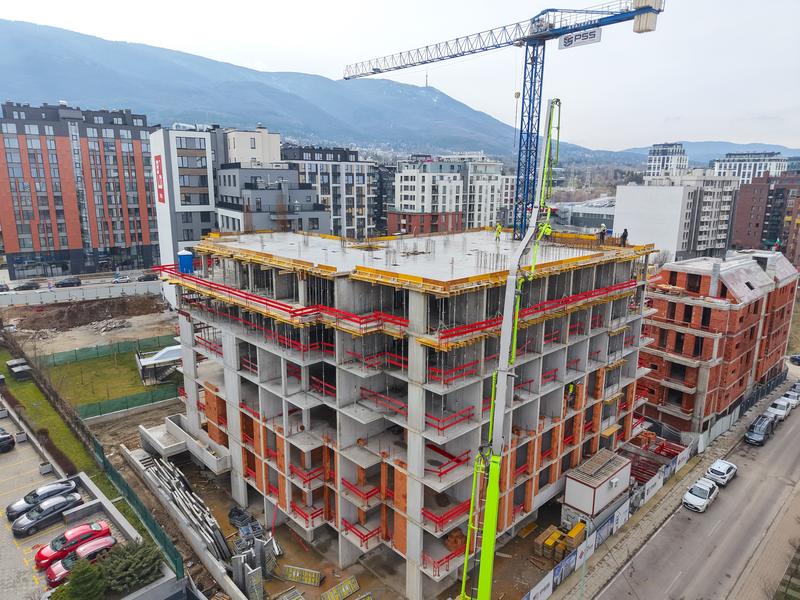 A building that benefits from a great location and various city amenities nearby