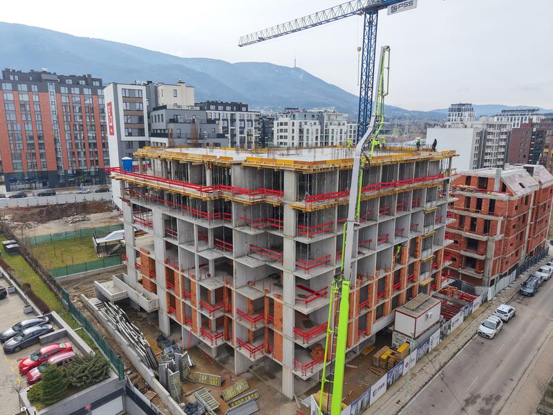 A building that benefits from a great location and various city amenities nearby