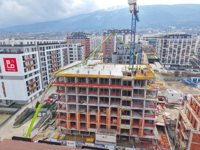 A building that benefits from a great location and various city amenities nearby