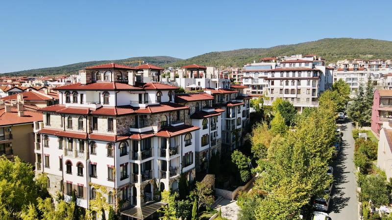 Elegant apartments in year-round complex with exquisite architecture, 100 m from the beach