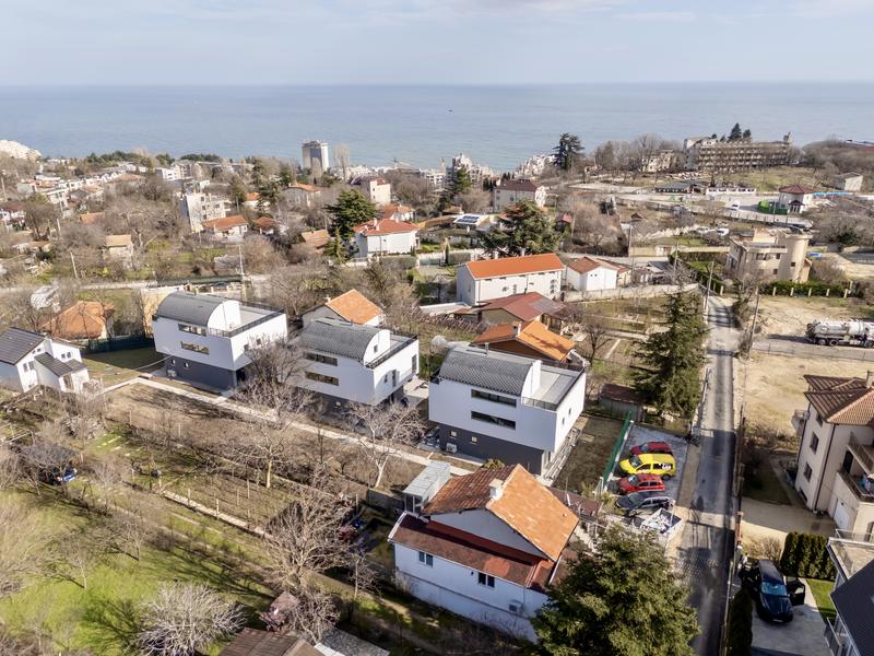 Modern houses with outdoor swimming pool 300 m from Varna Free University