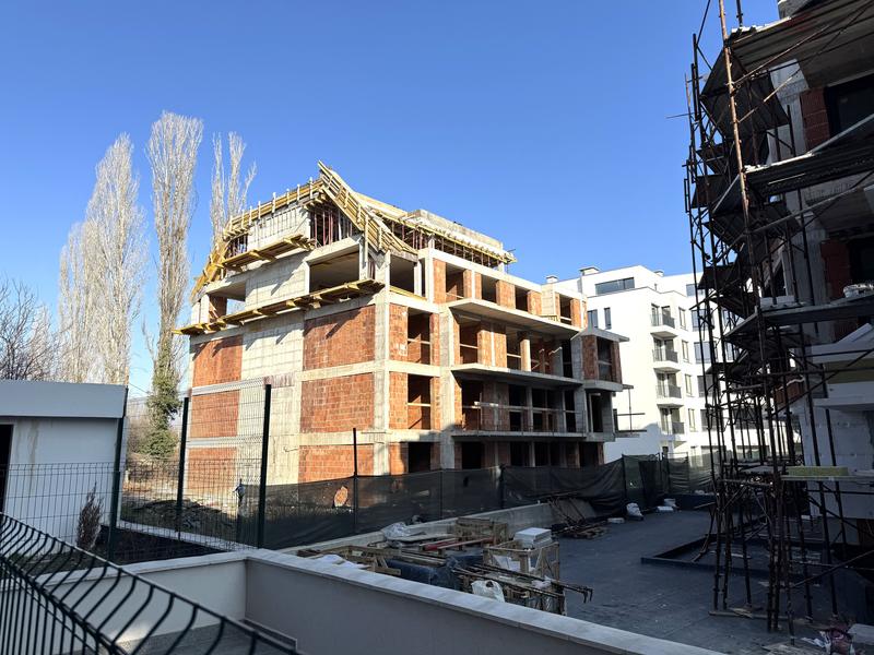 Comfortable apartments with walking access to metro station, hospital, school