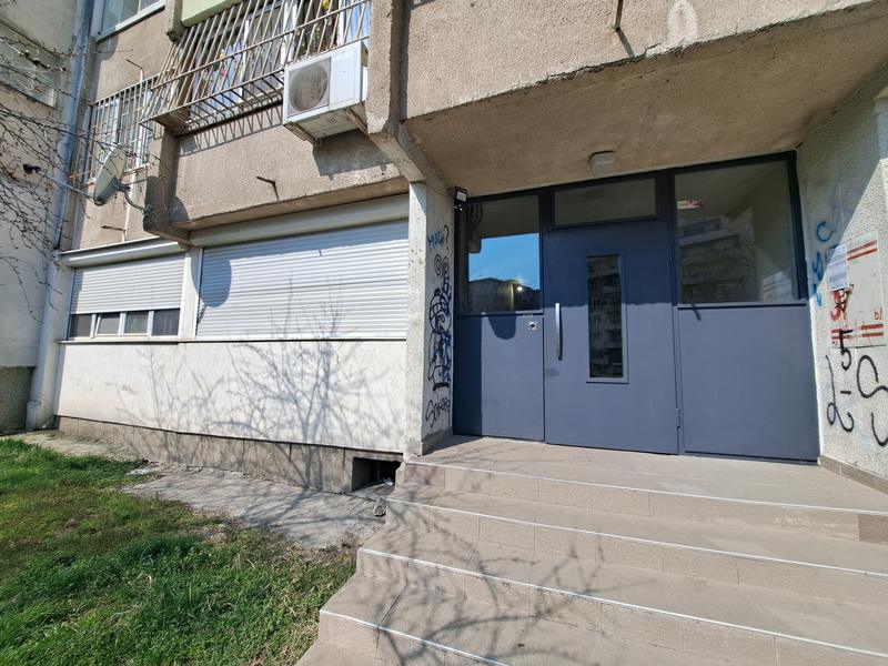 Sunny city apartment next to major boulevards and amenities