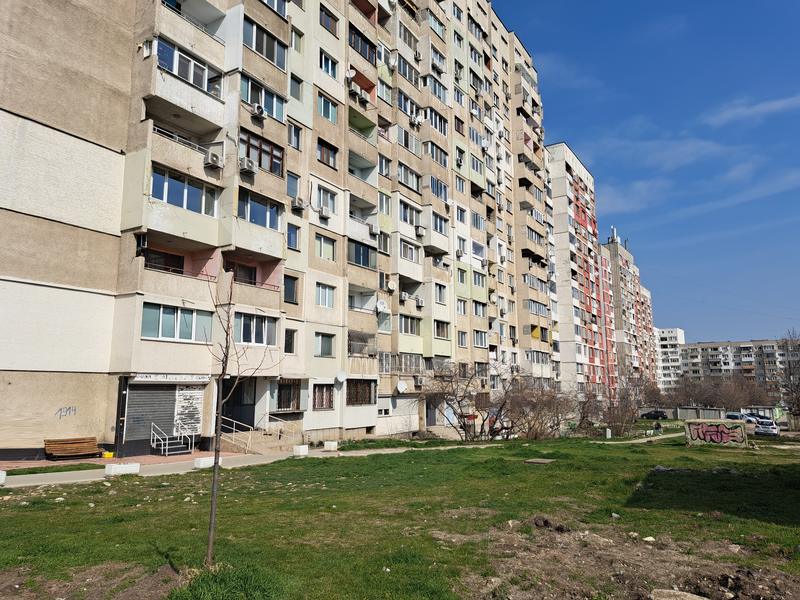 Sunny city apartment next to major boulevards and amenities