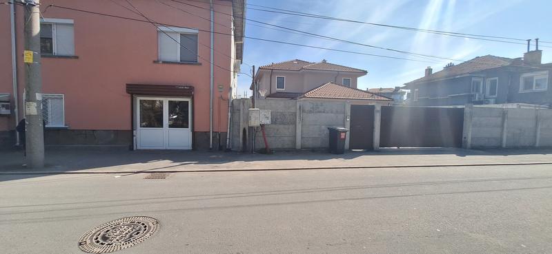 Corner street-facing property with two entrances, suitable for a kitchen or food delivery business