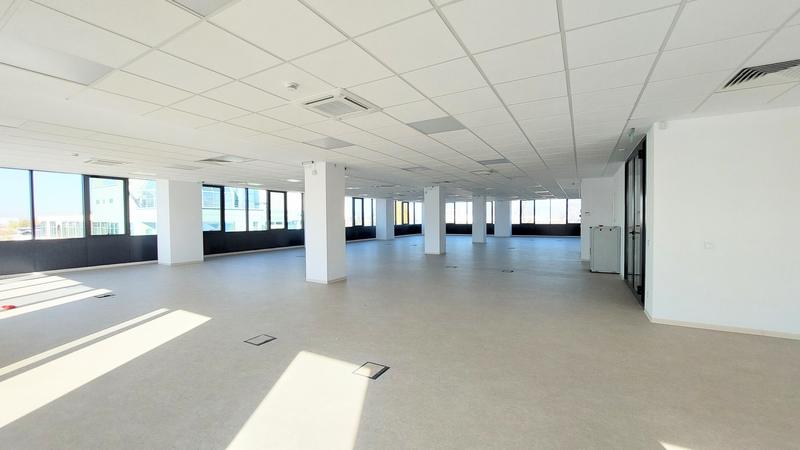 Bright and spacious open work spaces next to necessary urban amenities