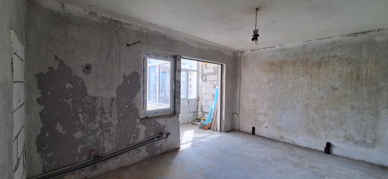 One-room apartment next to school and other city amenities