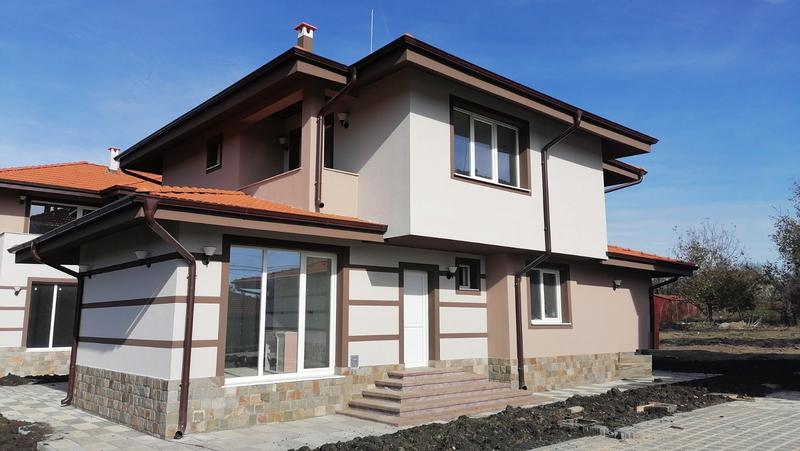 Spacious property with excellent location and potential, for year-round or holiday living in the village Polski Izvor