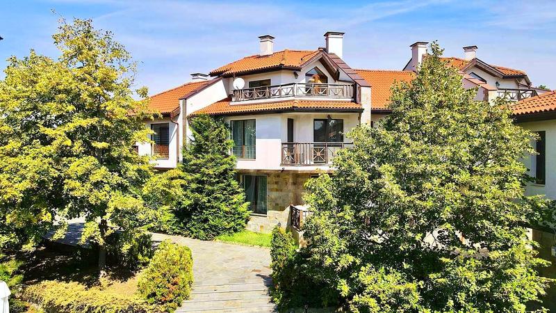 Properties in a complex with richly landscaped garden and swimming pool just 1200 meters from the beach