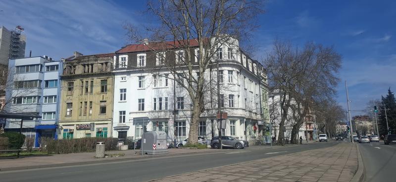 Four-storey building with full occupancy and stable rental income