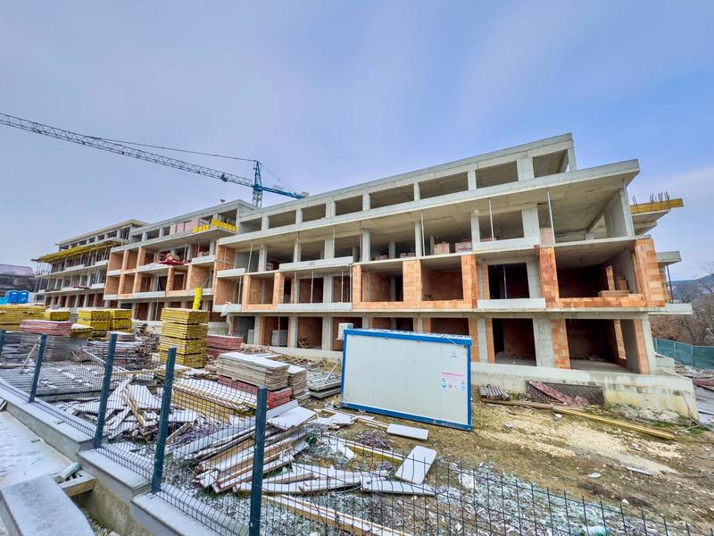 Four-storey building with unobstructed sea view next to kindergarten, bus stop, supermarkets