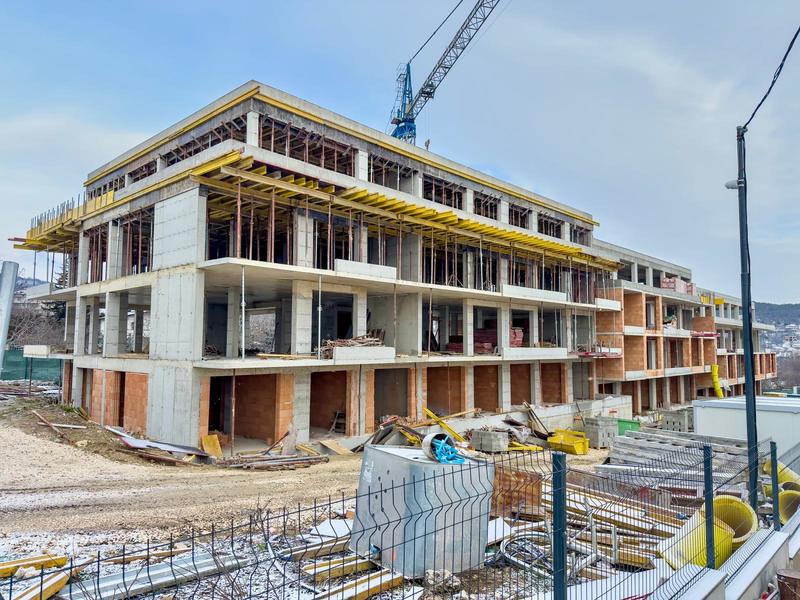 Four-storey building with unobstructed sea view next to kindergarten, bus stop, supermarkets