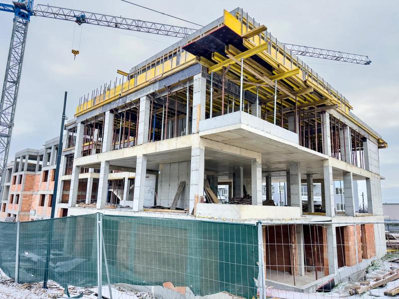 Four-storey building with unobstructed sea view next to kindergarten, bus stop, supermarkets