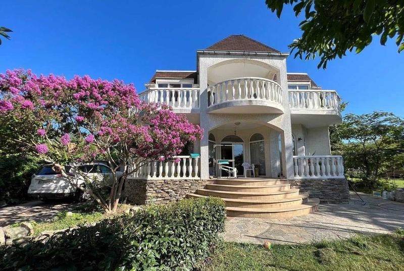 Furnished house with a superb location, minutes by car to the golden beaches