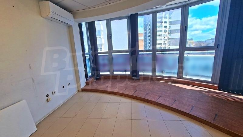 Spacious office with two parking spaces with central location next to McDonald's in Varna