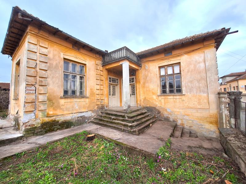 House for renovation with garden in the village centre and excellent access