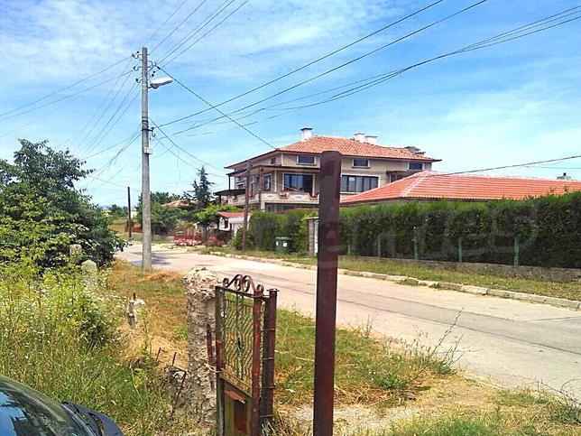 Plot with electricity, water, sewerage and pedestrian access to the beach