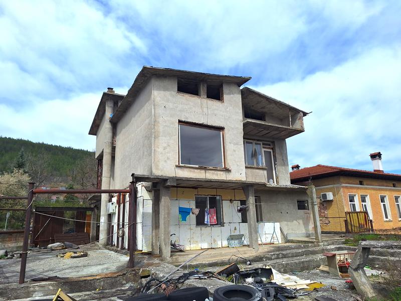 Spacious house with potential and a large garage