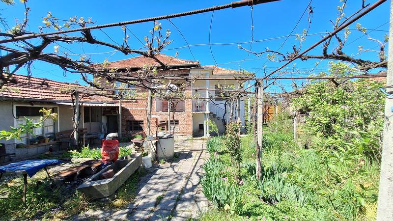 Property with excellent location on asphalt road, close to the center of a quiet village