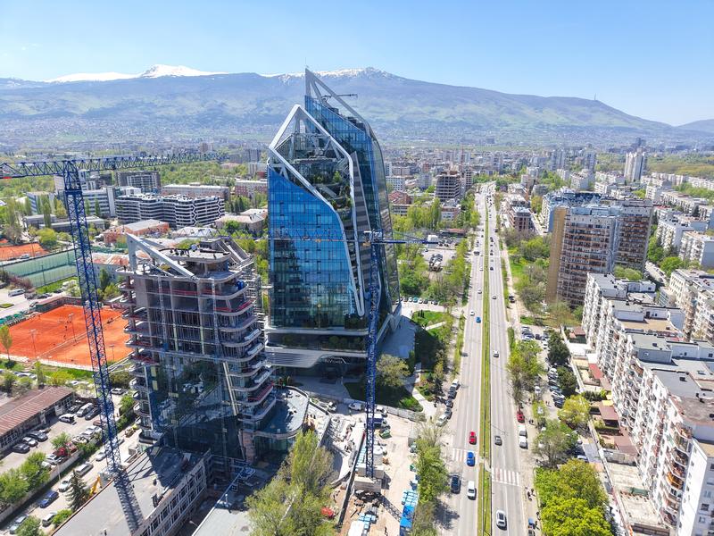 Exclusive properties in a complex harmonizing with the dynamic urban environment